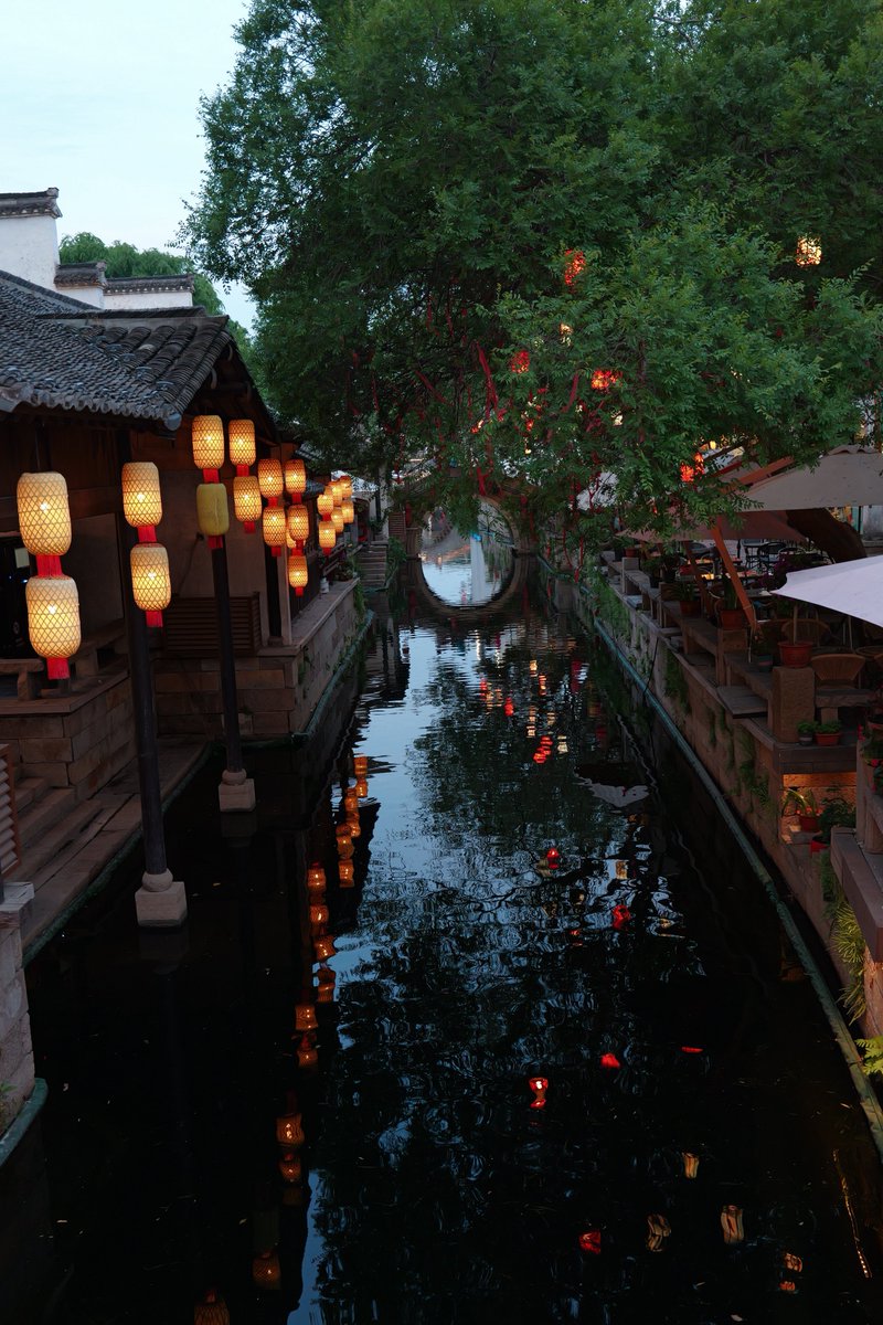 Retune432's tweet photo. On the first day of my trip to Wuxi, Jiangsu Province, I visited Huishan Ancient Town after dinner. I've seen quite a few ancient towns in Jiangnan, but this one was particularly magnificent.
#china #travel #wuxi #jiangsu https://t.co/CNGZ4GdGgf