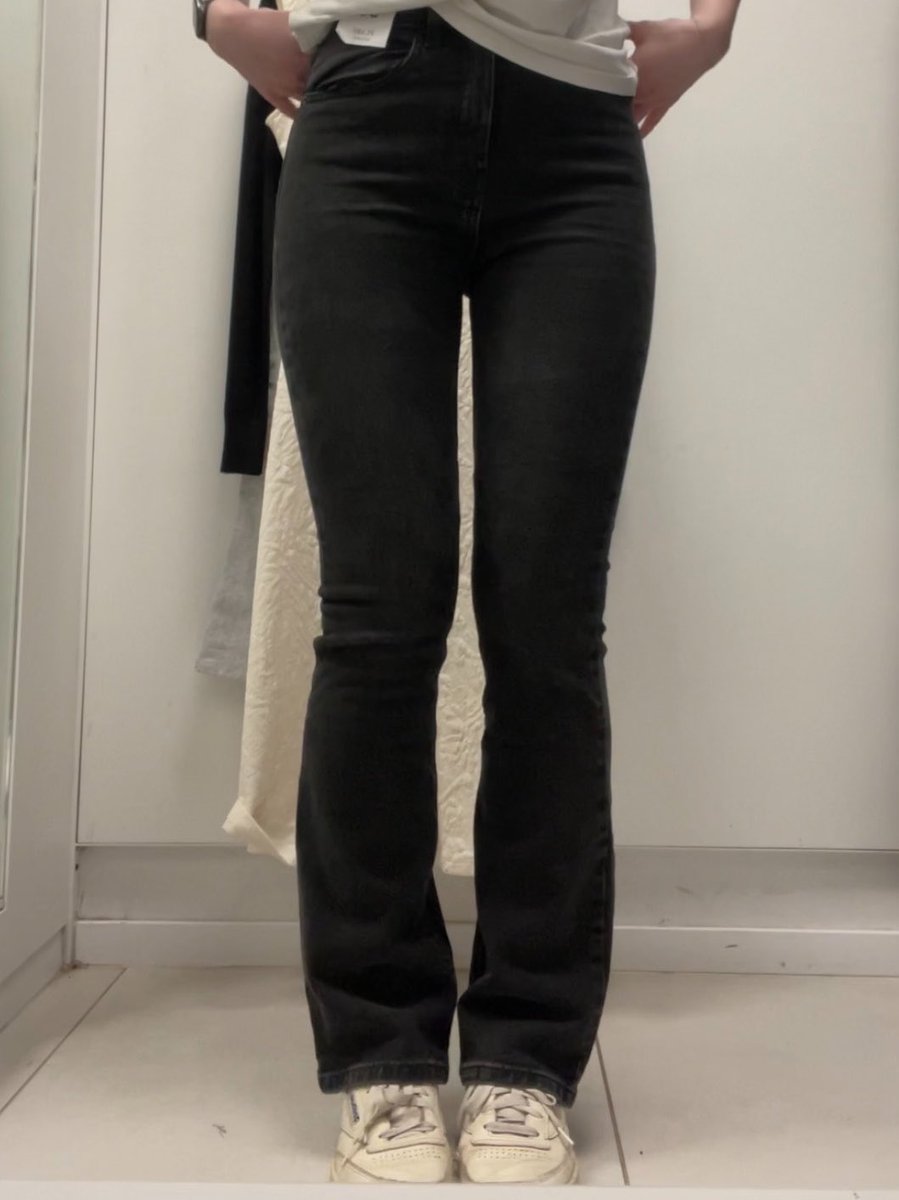 kirascima's tweet photo. the difference of how fat u look based on the clothes u wear baffles me sometimes https://t.co/ZJF3HTrhj5