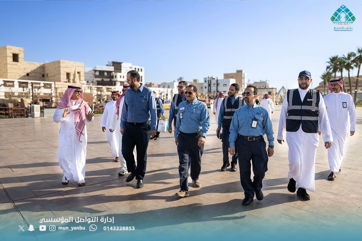 mun_yanbu's tweet photo. ضمن فعاليات أسبوع البيئة السعودي 2026م تحت شعار "أثرك أخضر"، وبشراكة فاعلة مع بلدية ينبع، دشّن سعادة المهندس/ محمد بن مأمون فارسي، الرئيس وكبير الإداريين التنفيذيين لشركة سامرف، برفقة أعضاء الإدارة العليا وفريق العمل من إدارة العلاقات العامة والمسؤولية الاجتماعية والإعلام بالشركة، فعاليةً في المنطقة التاريخية بينبع، وذلك ضمن مشاركة شركة سامرف في مبادرة السعودية الخضراء، من خلال تأمين عدد (50,000) شتلة زراعية متنوعة.
وشهدت الفعالية زراعة عدد من الشتلات ضمن المنطقة الخضراء بتاريخية ينبع، لتكون باكورة زراعة أشجار الظل في المنطقة، بما يسهم في تعزيز #المشهد_الحضري والغطاء النباتي بالمحافظة.
ويُذكر أن هذه المبادرة تأتي ضمن تبني شركة سامرف أحد أهم مستهدفات مبادرة #السعودية_الخضراء عبر مبادرة #ينبع_الخضراء، وذلك من خلال دعم زراعة 225 ألف شتلة على مدى ثلاثة أعوام متتالية، تأكيدًا لالتزامها بالاستدامة البيئية ودعم مستهدفاتها الوطنية. 🌱🇸🇦
وقد بدأت الشركة بدعم زراعة 150 ألف شتلة، ثم استكملت جهودها بدعم 25 ألف شتلة إضافية، وصولًا إلى دعم 50 ألف شتلة خلال عام 2026م.
كما يُتوقع أن تسهم الأشجار المزروعة مستقبلًا في امتصاص آلاف الأطنان من ثاني أكسيد الكربون سنويًا بعد اكتمال نموها، بما يعزز الغطاء النباتي، ويدعم تحسين جودة الحياة، والحد من الآثار البيئية، انسجامًا مع مستهدفات الاستدامة البيئية في المملكة.
#ينبع_أجمل / #ينبع
