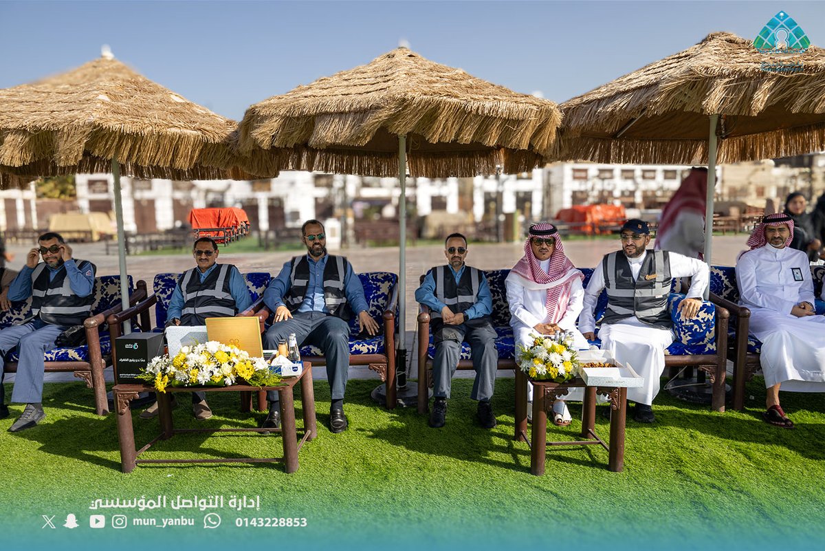 mun_yanbu's tweet photo. ضمن فعاليات أسبوع البيئة السعودي 2026م تحت شعار "أثرك أخضر"، وبشراكة فاعلة مع بلدية ينبع، دشّن سعادة المهندس/ محمد بن مأمون فارسي، الرئيس وكبير الإداريين التنفيذيين لشركة سامرف، برفقة أعضاء الإدارة العليا وفريق العمل من إدارة العلاقات العامة والمسؤولية الاجتماعية والإعلام بالشركة، فعاليةً في المنطقة التاريخية بينبع، وذلك ضمن مشاركة شركة سامرف في مبادرة السعودية الخضراء، من خلال تأمين عدد (50,000) شتلة زراعية متنوعة.
وشهدت الفعالية زراعة عدد من الشتلات ضمن المنطقة الخضراء بتاريخية ينبع، لتكون باكورة زراعة أشجار الظل في المنطقة، بما يسهم في تعزيز #المشهد_الحضري والغطاء النباتي بالمحافظة.
ويُذكر أن هذه المبادرة تأتي ضمن تبني شركة سامرف أحد أهم مستهدفات مبادرة #السعودية_الخضراء عبر مبادرة #ينبع_الخضراء، وذلك من خلال دعم زراعة 225 ألف شتلة على مدى ثلاثة أعوام متتالية، تأكيدًا لالتزامها بالاستدامة البيئية ودعم مستهدفاتها الوطنية. 🌱🇸🇦
وقد بدأت الشركة بدعم زراعة 150 ألف شتلة، ثم استكملت جهودها بدعم 25 ألف شتلة إضافية، وصولًا إلى دعم 50 ألف شتلة خلال عام 2026م.
كما يُتوقع أن تسهم الأشجار المزروعة مستقبلًا في امتصاص آلاف الأطنان من ثاني أكسيد الكربون سنويًا بعد اكتمال نموها، بما يعزز الغطاء النباتي، ويدعم تحسين جودة الحياة، والحد من الآثار البيئية، انسجامًا مع مستهدفات الاستدامة البيئية في المملكة.
#ينبع_أجمل / #ينبع