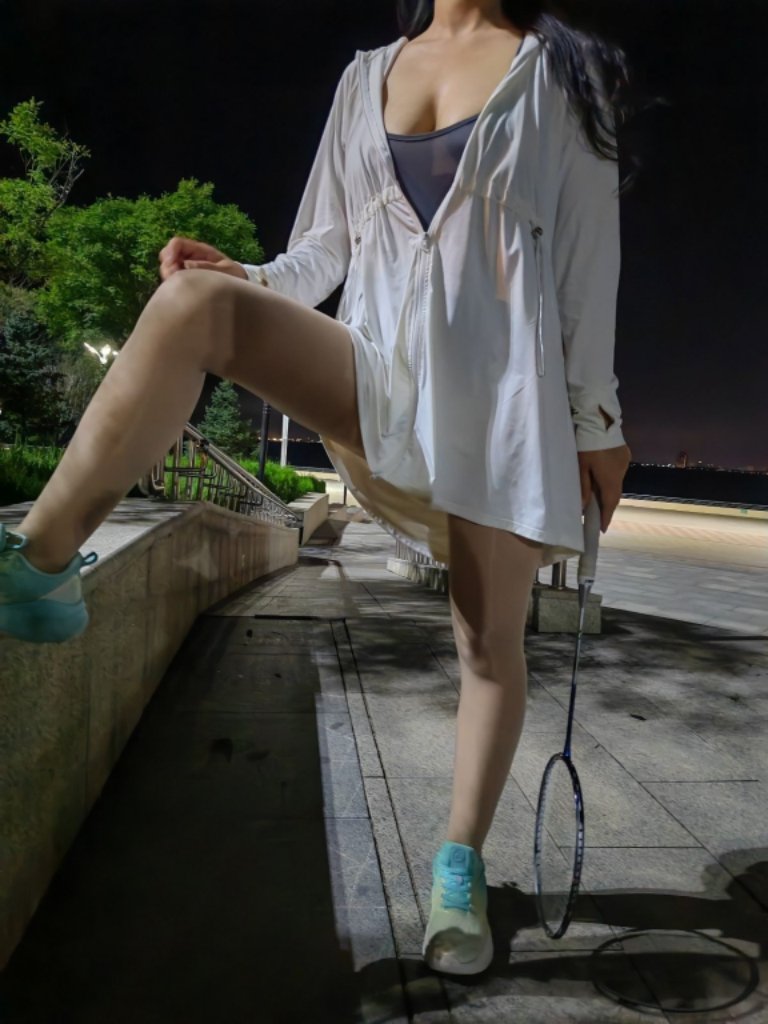 今天晚上陪老师打球，出了好多汗，老师，今天穿的诱惑满满。 https://t.co/HLh1AHxKnH
