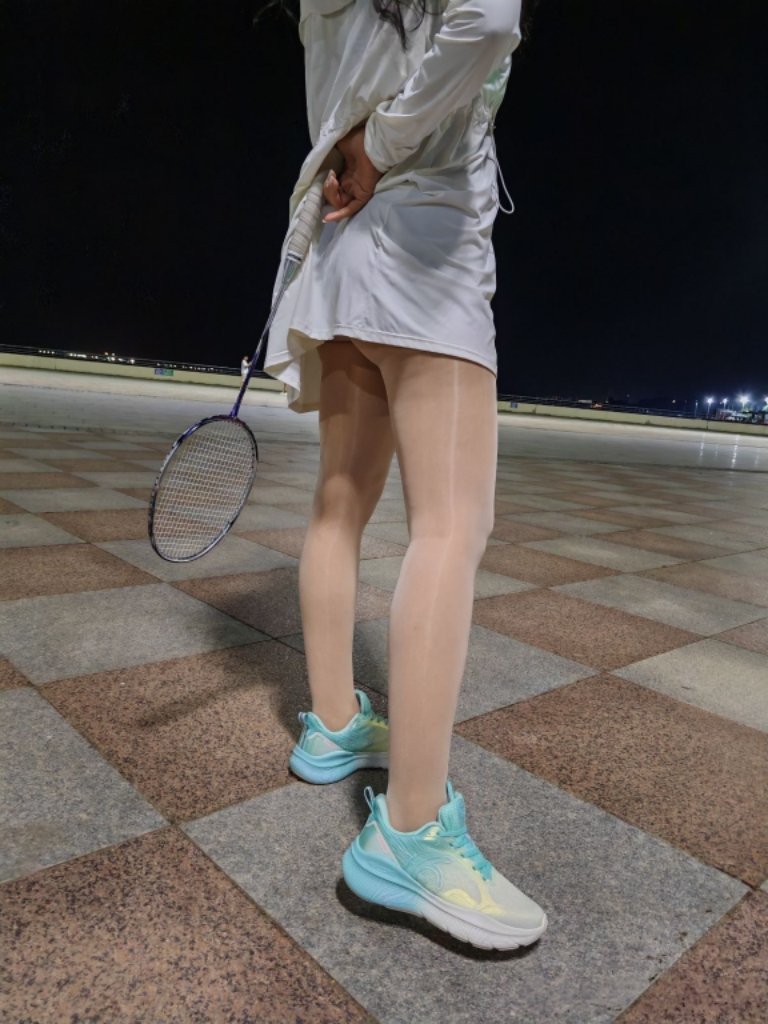 今天晚上陪老师打球，出了好多汗，老师，今天穿的诱惑满满。 https://t.co/HLh1AHxKnH