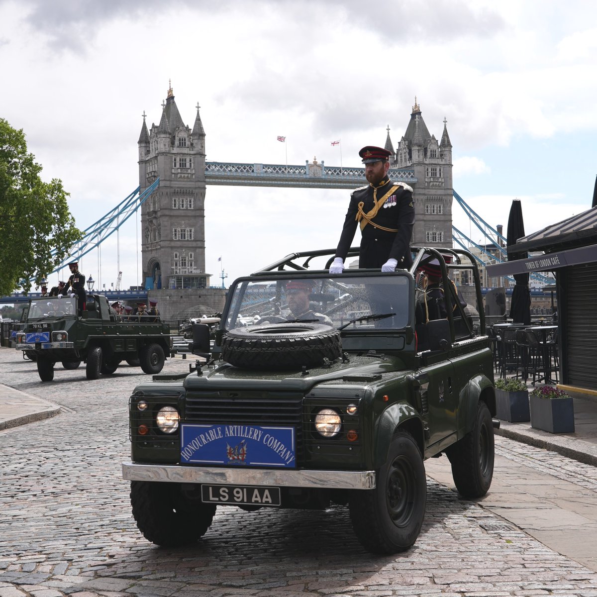 TowerOfLondon's tweet photo. At 12pm today a 41-round gun salute was fired from the Tower of London to mark the State Opening of Parliament 👑

The salute was fired by the @HACRegiment 💥 https://t.co/62EgfM7c3z