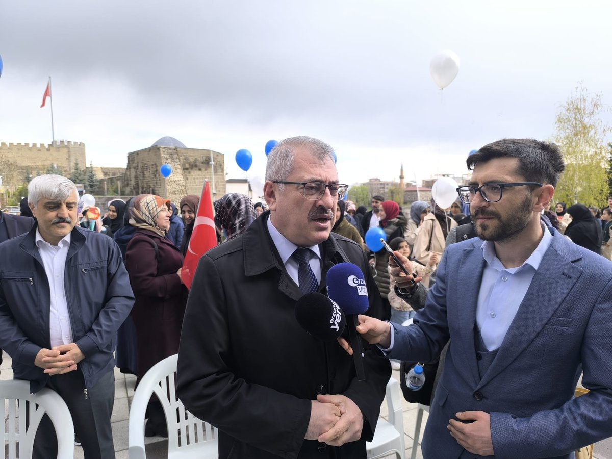 erzurummuftuluk's tweet photo. 📌Erzurum’da, Hafızlık Tespit Sınavı’na girecek öğrenciler için moral ve motivasyon amacıyla şehir merkezinde görkemli bir hafızlık konvoyu düzenlendi. Evrensel Hafızlar Derneği (EHAD) tarafından organize edilen etkinlik, vatandaşların yoğun ilgisiyle karşılandı. https://t.co/QnCyr0QCFH
