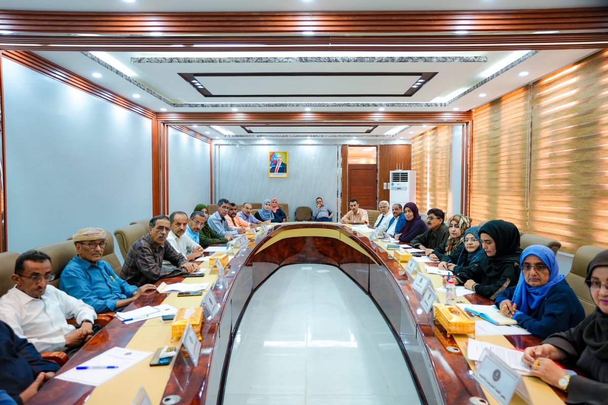 NA_OF_STC's tweet photo. الهيئة الإدارية للجمعية الوطنية تدعو المجتمع الدولي لتحمل مسؤولياته تجاه شعب الجنوب

الأربعاء ١٣ مايو ٢٠٢٦

عقدت الهيئة الإدارية للجمعية الوطنية للمجلس الانتقالي للجنوب العربي، اليوم الأربعاء، اجتماعها الدوري برئاسة القائم بأعمال رئيس الجمعية الأستاذ نصر هرهره لمناقشة عدد من الملفات السياسية والتنظيمية والإدارية المرتبطة بسير عمل الجمعية وأدائها المؤسسي.

وفي مستهل الإجتماع، حيّت الهيئة الإدارية صمود القوات المسلحة الجنوبية المرابطة على امتداد الشريط  الحدودي للجنوب العربي، مشيدة بـالصمود الأسطوري في مواجهة هجمات مليشيا الحوثي

وتطرقت الهيئة إلى الأوضاع المعيشية والخدمية المتدهورة في الجنوب، وفي مقدمتها الحصار المفروض على جزيرة سقطرى، إلى جانب التدهور المتسارع في بقية محافظات الجنوب العربي، خاصة في قطاع الكهرباء، وما نتج عنه من انقطاعات متواصلة للتيار الكهربائي، بالتزامن مع ارتفاع درجات الحرارة، خلال فصل الصيف.

كما ناقش الإجتماع أزمة تأخر صرف مرتبات موظفي القطاع العام في المناطق المحررة، خاصة مع اقتراب عيد الأضحى المبارك، معتبرًا أن مجمل هذه التطورات تعكس وجود أيدٍ خفية تتحكم بالمسار السياسي والعسكري والاقتصادي في الجنوب، في ظل صمت الحكومة، تجاه ما يجري.

وحذرت الهيئة الإدارية من أي أنشطة استفزازية قد تقدُم عليها حكومة الأمر الواقع المدعومة سعوديا، يرفضها شعب الجنوب، مؤكدة وقوف المجلس الانتقالي إلى جانب المواطنين لمواجهة أي تصعيد.

كما طالبت الهيئة الإدارية، اللجنة الرباعية ومجلس الأمن الدولي والأمم المتحدة أن يكونوا عند مستوى مسؤولياتهم تجاه شعب الجنوب ويحترموا قراراته السابقة بما فيها قراري مجلس الأمن في حرب صيف 94م.

وفي السياق ذاته، أدانت الهيئة ما اعتبرته تراخيًا من قبل السعودية وحكومة الأمر الواقع تجاه التحركات العسكرية الحوثية في جبهات القتال باتجاه مناطق الجنوب.

واستعرضت اللجنة العسكرية في الجمعية الوطنية، خلال الإجتماع قراءة سياسية وعسكرية للمشهد الراهن في الجنوب، إضافة إلى أبرز التحديات التي تواجه المجلس الانتقالي في المرحلة الراهنة.

كما ناقشت الهيئة عددًا من القضايا التنظيمية والإدارية، واتخذت بشأنها جملة من الإجراءات والتوصيات الهادفة إلى تطوير الأداء وتعزيز مستوى التنسيق والعمل المؤسسي داخل الجمعية.

وفي ختام الإجتماع، أقرت الهيئة الإدارية محضر اجتماعها السابق بعد مناقشته، مؤكدة أهمية مواصلة العمل بروح المسؤولية والانضباط بما يسهم في رفع كفاءة الأداء المؤسسي للجمعية الوطنية.