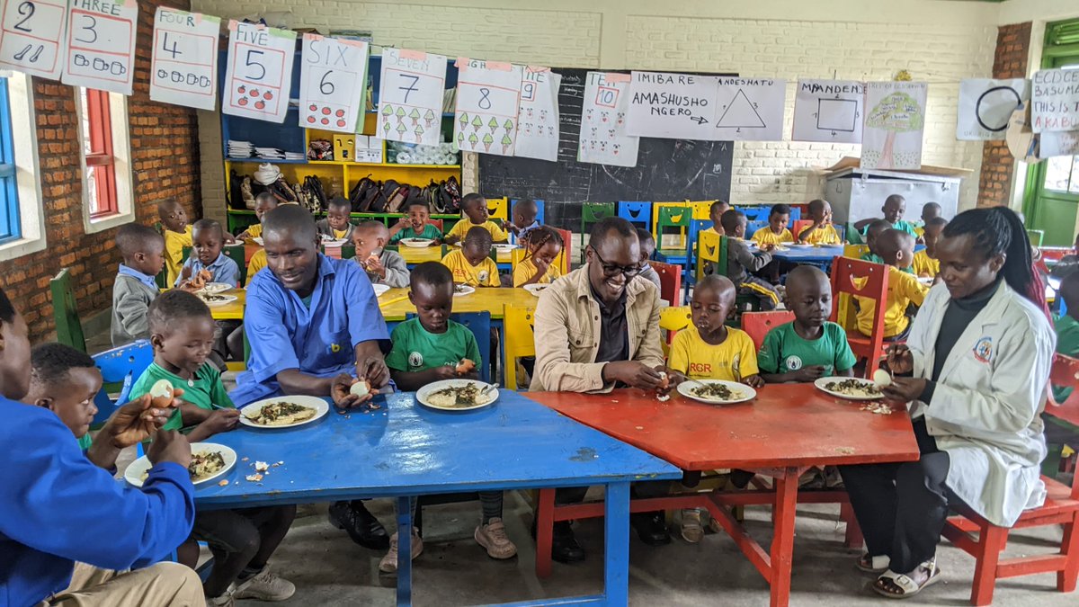 uwizeyeye's tweet photo. Nyuma y’igikorwa cyo gupima imikurire y’abana, ECD Center - Basumba @mbenja24   yagaburiye abana indyo yuzuye iherekejwe n’igi kuri buri mwana, mu rwego rwo gushimangira imikurire myiza y'abana n'ubuzima buzira umuze @Rwanda_Child @NyabihuDistrict https://t.co/GYbB5j4fwQ