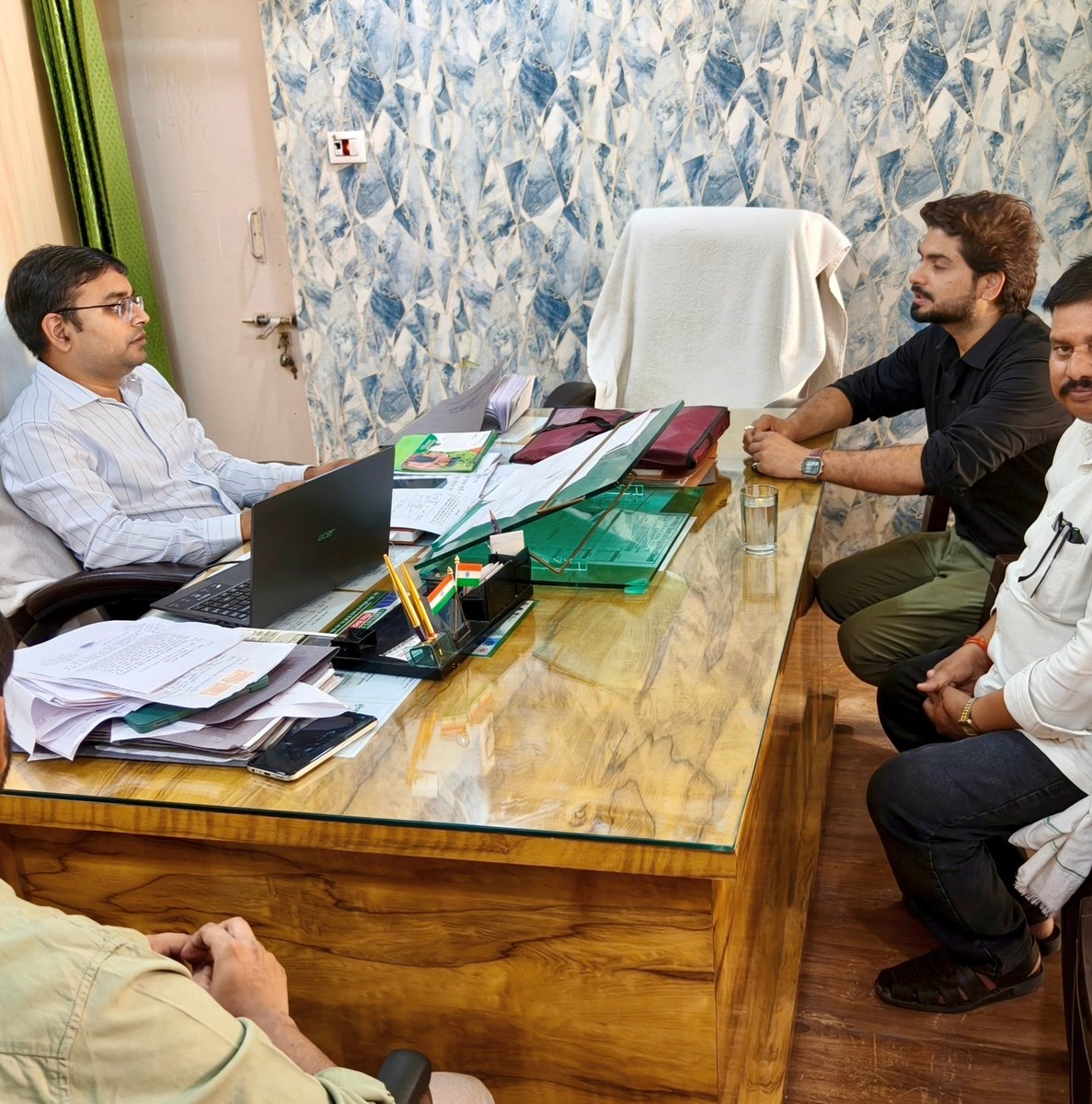 vipinUPPSS's tweet photo. जनगणना में सेवा दे रहे शिक्षक शिक्षिकाओं की समस्याओं को लेकर उप जिलाधिकारी माधौगढ़ से वार्ता की एवं समस्याओं के निस्तारण करवाने का प्रयास किया। वरिष्ठ शिक्षक श्री भरत दौंदेरिया जी साथ में वार्ता के दौरान उपस्थित रहे।
@DrDCSHARMAUPPSS
#education #UPPSS #TFI https://t.co/dvmq1Owga8