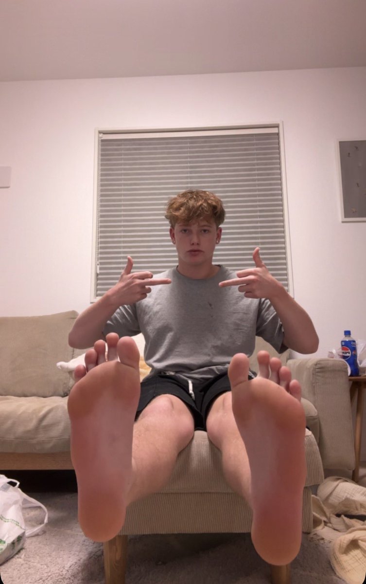 Rickypumpp's tweet photo. Bow down to these big alpha feet 🦶 and open up that wallet you pathetic ATM😈 https://t.co/FvdeE3vE2M