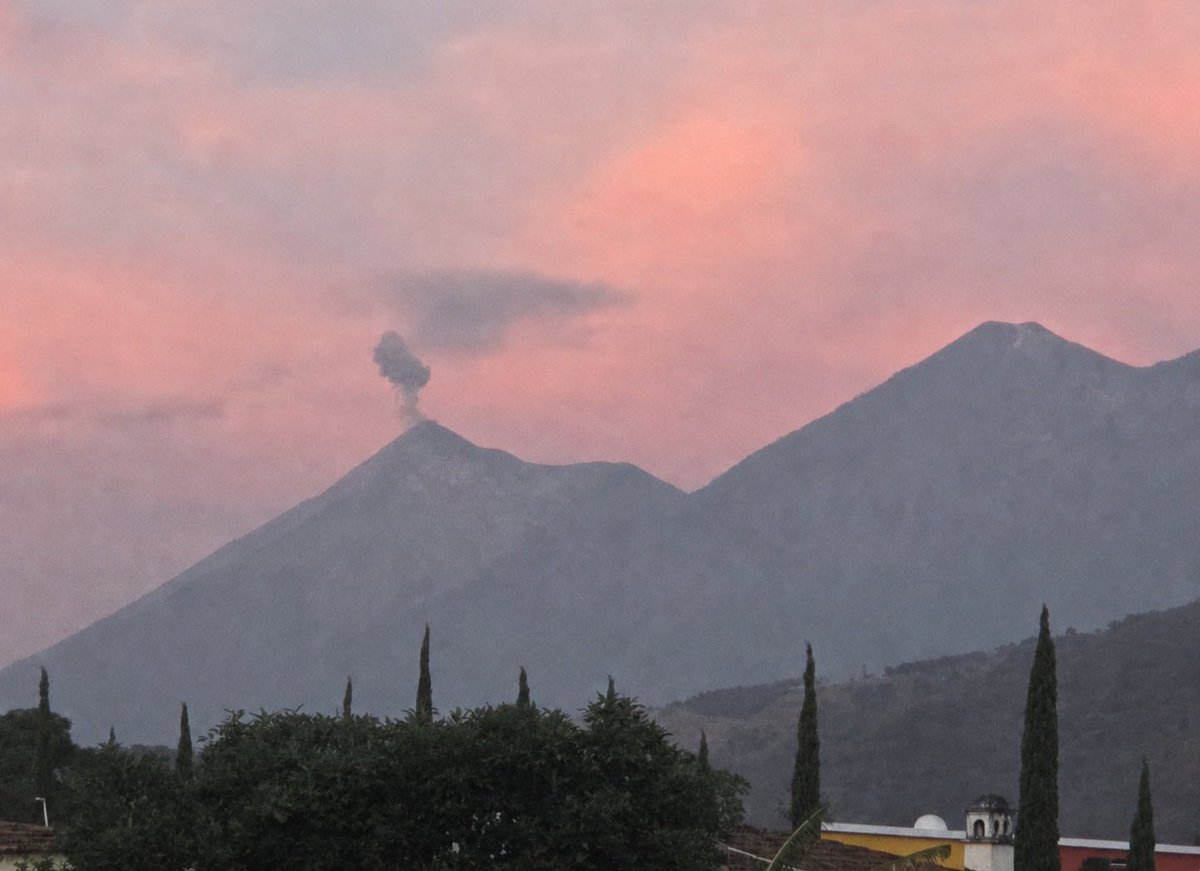 Angeltrades3's tweet photo. Volcan de FUEGOOOO🌋💨 https://t.co/R023SeoIaR