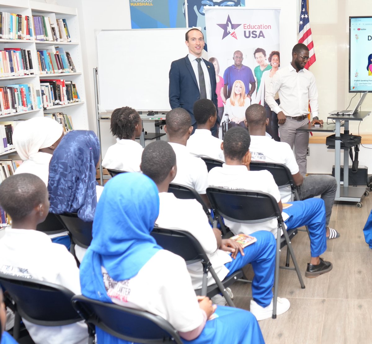 EmbassyConakry's tweet photo. Le Centre américain de l'ambassade des États-Unis à Conakry a récemment accueilli une trentaine d'élèves du lycée local AFMC pour une séance interactive. Les élèves ont découvert les possibilités d'études aux États-Unis et les programmes d'échange proposés aux jeunes Guinéens. Le conseiller EducationUSA de l'ambassade a fourni des informations essentielles sur les démarches à effectuer pour se préparer à de futures opportunités d'études aux États-Unis, ainsi que sur des programmes d'échange phares tels que le programme Youth Ambassadors – Africa (YA-AF).  

Lors de l'ouverture, Miguel Boluda, chargé des affaires publiques, a souhaité la bienvenue aux élèves et les a encouragés à se tenir informés des opportunités en suivant les pages des réseaux sociaux de l'ambassade et en se rendant régulièrement au Centre américain. Les élèves ont été encouragés à prendre leurs études, en particulier l'anglais, très au sérieux et à se préparer à devenir les leaders de demain. #USenGuinée