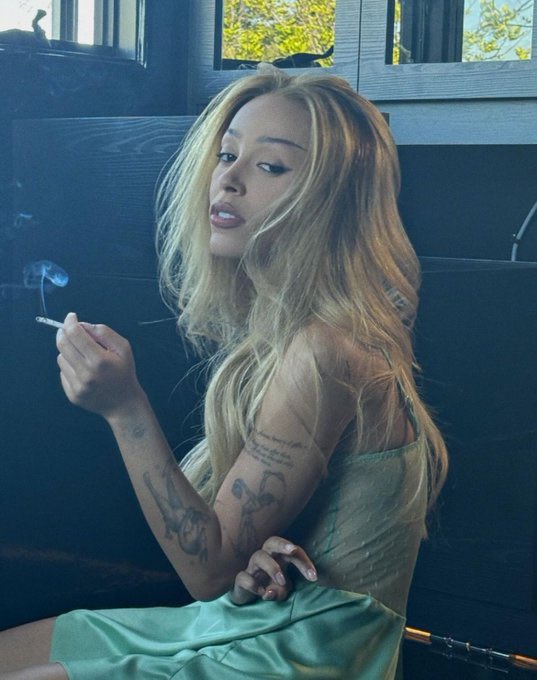 dojadiary's tweet photo. this doja cat https://t.co/LpbRbN1Gjt
