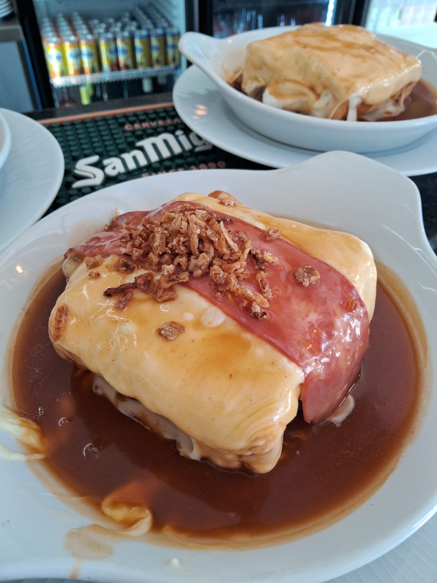 make4ryan's tweet photo. Delicioso pastel recheado com presunto, molho de soja e crostas crocantes! 🥓🍲 Acompanhe com uma cerveja San Miguel! 🍻 https://t.co/6wSCQaF8nY