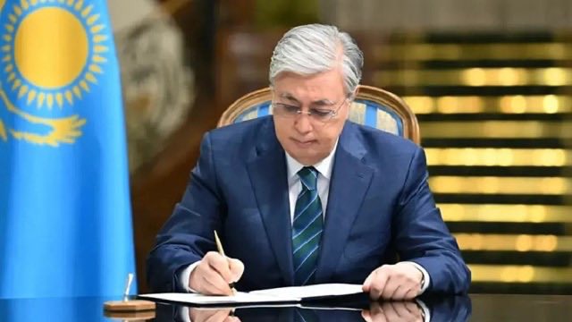 trtavaz's tweet photo. Kazakistan, eğitimde yapay zekâ çağını başlatıyor.

Cumhurbaşkanı Kasım-Cömert Tokayev, ortaöğretim sisteminde yapay zekâ (YZ) teknolojilerinin geniş çaplı entegrasyonunu öngören yeni kararnameyi imzaladı.

https://t.co/y8sgL47Tr8 https://t.co/CQAHIWljLD