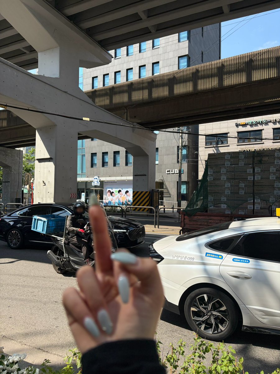 cyidttu's tweet photo. 관린이옵바 불쌍해서 ��브를 향해 내가 대신 뻑큐 날려줬는데 오토바이 탄 아저씨가 자기한테 날리는 줄 알고 당황하심 아진짜죄송해요그런의도아니었어요ㅠㅠㅠㅠㅠㅠ https://t.co/hlyaQ2rnMG