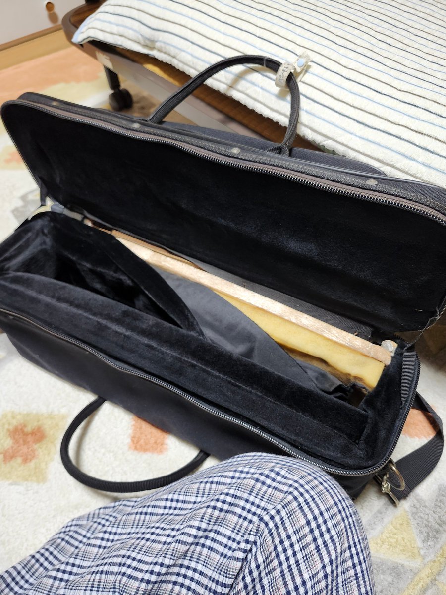 multi_bugler's tweet photo. ソプラノのケースがもう中身むき出しで終わってたのでケースを探してまして…

YAMAHAのWケースに入れてみたらギリ入った。
少しの間はこれでいこかな。

ベルがちょっと不安かな？
Dynastyやったら特定のケースで代用できるけど、Kanstulにちゃんと合うケースはどこにあるんだろうか… https://t.co/52h9oYrKKs