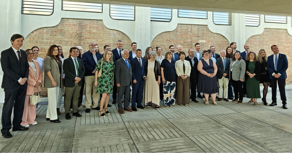 ASAENES's tweet photo. 🏆 XIX Premios Salud Mental Andalucía.

🔹Desde #Asaenes hemos asistido hoy a los XIX Premios Salud Mental Andalucía organizados en #Huelva por @SaludMentalAnd. 

👉Estos premios reconocen el compromiso de personas, entidades e instituciones que trabajan cada día por una sociedad más inclusiva, visibilizando la realidad de la #SaludMental y luchando contra el estigma.

😉Desde Asaenes queremos destacar especialmente el galardón otorgado a #UNEI en la categoría “Empresas”, a propuesta de nuestra entidad.

💼 #UNEI ha sido reconocida por su trayectoria como referente andaluz en la inclusión laboral de personas con problemas de salud mental.

 👥Con más de 2.000 personas en plantilla, su modelo demuestra que el empleo es una herramienta clave para la autonomía, la recuperación y la participación social de las personas con problemas de salud mental.

💚 Sin duda un merecido reconocimiento que permite seguir impulsando alianzas que generan oportunidades reales para las personas con problemas de salud mental.

🎉 ¡Enhorabuena a todas las personas, entidades e instituciones premiadas por su labor y compromiso!

Más información👇
🔗https://t.co/ZGPSzNRf5k