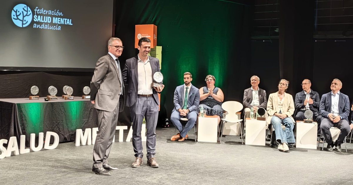 ASAENES's tweet photo. 🏆 XIX Premios Salud Mental Andalucía.

🔹Desde #Asaenes hemos asistido hoy a los XIX Premios Salud Mental Andalucía organizados en #Huelva por @SaludMentalAnd. 

👉Estos premios reconocen el compromiso de personas, entidades e instituciones que trabajan cada día por una sociedad más inclusiva, visibilizando la realidad de la #SaludMental y luchando contra el estigma.

😉Desde Asaenes queremos destacar especialmente el galardón otorgado a #UNEI en la categoría “Empresas”, a propuesta de nuestra entidad.

💼 #UNEI ha sido reconocida por su trayectoria como referente andaluz en la inclusión laboral de personas con problemas de salud mental.

 👥Con más de 2.000 personas en plantilla, su modelo demuestra que el empleo es una herramienta clave para la autonomía, la recuperación y la participación social de las personas con problemas de salud mental.

💚 Sin duda un merecido reconocimiento que permite seguir impulsando alianzas que generan oportunidades reales para las personas con problemas de salud mental.

🎉 ¡Enhorabuena a todas las personas, entidades e instituciones premiadas por su labor y compromiso!

Más información👇
🔗https://t.co/ZGPSzNRf5k