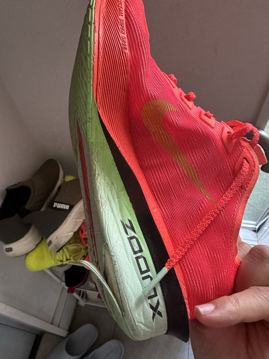 new_Ehime's tweet photo. オークションで購入した未使用品のNIKEのランニングシューズがまさかの不良品やった。出品者に連絡したけど、返品対応はしてくれないらしい。こんな不良品を売ってきたのは流石に腹が立つな〜。 https://t.co/n9Uvth3YVq