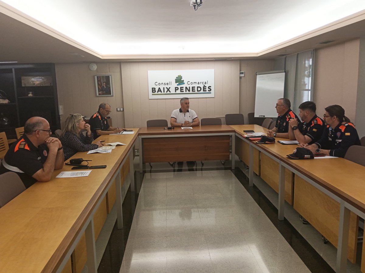 Coordinadora_AV's tweet photo. Avui, reunions de la Taula de Treball de la @Coordinadora_AV al Consell Comarcal del Baix Penedès i Alcaldes de la Demarcació de Tarragona. Continuem avançant. 
#ProteccióCivil
 #Tarragona https://t.co/eCnstJ1ntt