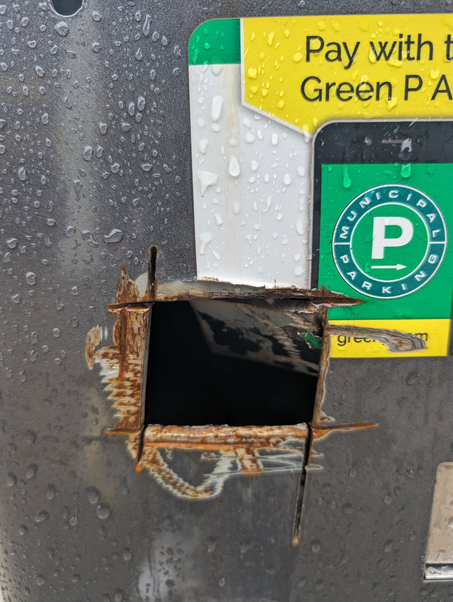 palanski's tweet photo. @311Toronto Hi there! This @GreenPParking pay machine on Broadview just South of Danforth on the West side (across from No Frills entrance) has been vandalized/broken into, but still operational. FYI. https://t.co/MJMITqBHmV