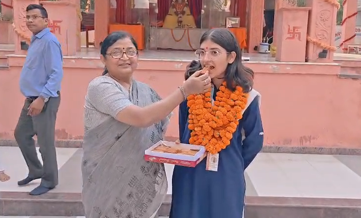bstvlive's tweet photo. उन्नाव: CBSE बोर्ड के 12वीं का रिजल्ट जारी
➡आराध्या सिंह ने हासिल किए 97.8% अंक
➡97.8% अंक के साथ जिले में प्रथम स्थान
➡हेमंत पाल 97.6 % अंक के साथ दूसरा स्थान
#Unnao #CBSEResult #TopperList https://t.co/4eiek8bU9i