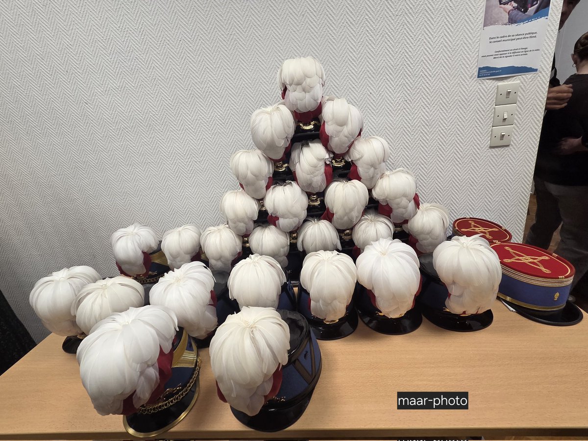 becel_maryvonne's tweet photo. J’etais dans mon dossier Musee du souvenir de St Cyr Coetquidan actuellement devenu le Musee de l’officier. Je ne veux plus faire pour St Cyr. On est etatise militarise. Je suis dans le pyramidal. Le casoar le pantalon garance...le sabre.
#stcyr #casoar https://t.co/MB6IKj4MAZ
