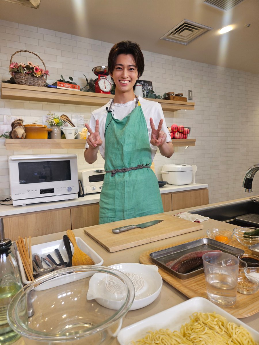 hide_szk7's tweet photo. 【このあとすぐ！】

本日、21：00～配信🎥✨
#NATSLIVE
「ぎょぎょぎょ！#秀丸鮮魚店」

本日は、
『カツオジャージャー麺』です！

無料でご視聴できます👀✨
🔗 https://t.co/WeJ21B87v3

ゴールド会員限定のスペシャルTIMEでは試食タイムを配信🍽️
アプリをDLしてご覧ください🎥✨

#鈴木秀脩 

staff