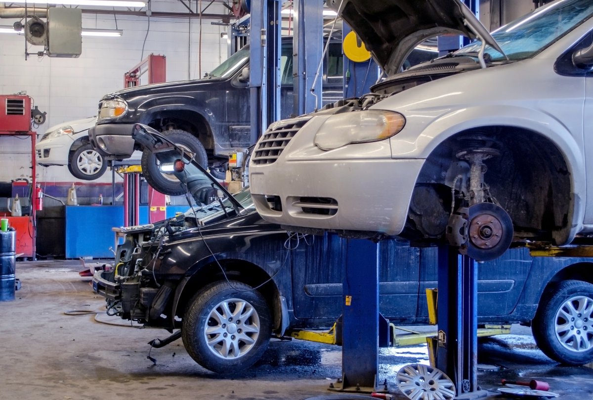 KEMIworkerscomp's tweet photo. Work Safe Wednesday Tip: When working under/around vehicle lifts: inspect daily, never exceed capacity, follow manufacturer instructions, engage safety locks, get annual inspections, and operate only if trained. More: https://t.co/7jzn5Ca1uH #WorkplaceSafety https://t.co/P93zU3vDtv