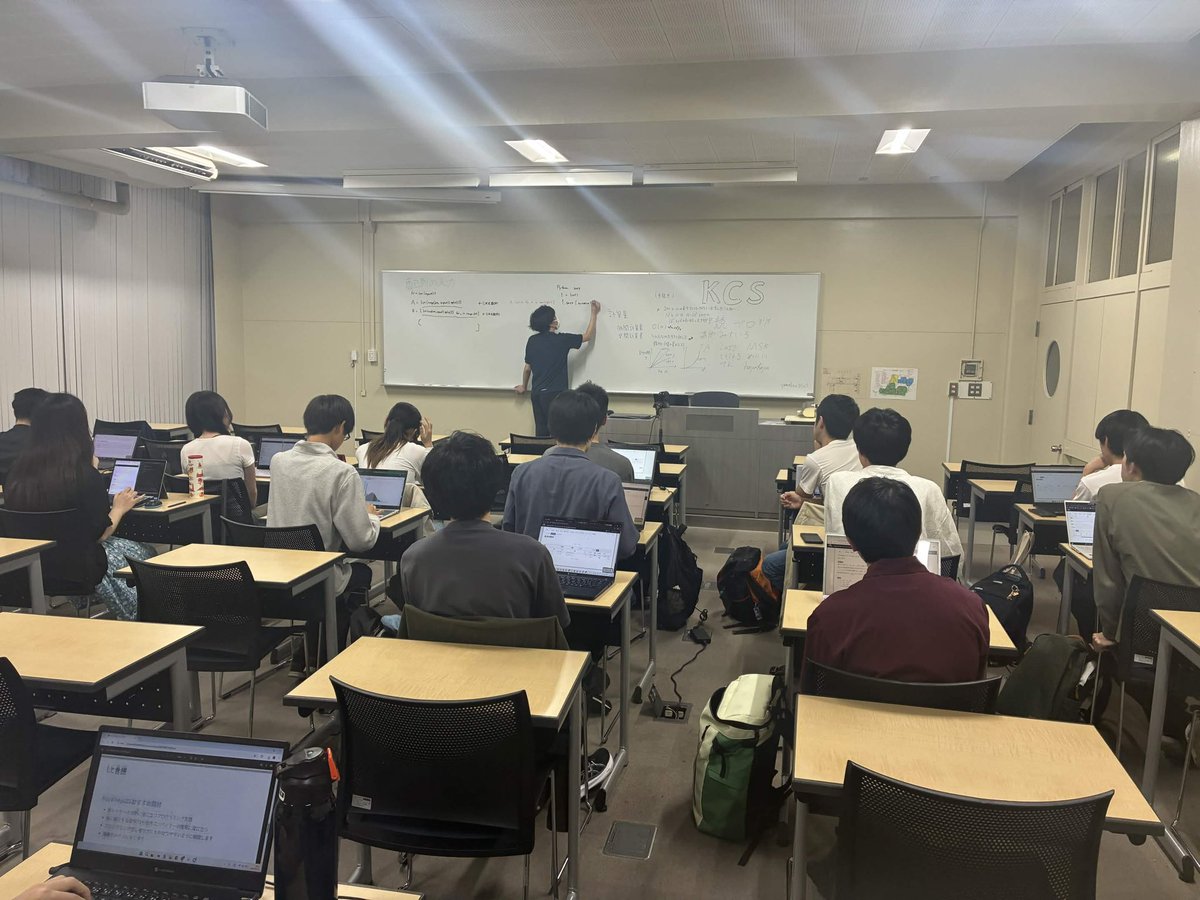 kcs1959's tweet photo. 競プロ班で初めての講習会を行いました！

リストやソート、排他的論理和などを題材とし、AtCoderの問題をみんなで解きました！

#プログラミング #競プロ https://t.co/8xTb410EHx