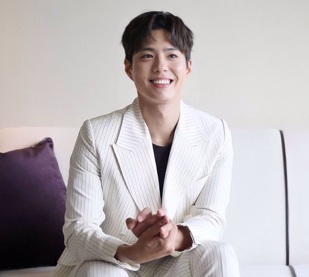 infodrakor_id's tweet photo. Di usia 15 tahun nanggung utang 800 juta won ayahnya, sekarang #ParkBoGum bener bener udah jadi salah satu aktor paling dicintai Korea Selatan 

Banyak yang kenal Park Bogum sebagai aktor dengan image baik, sopan, rajin, dan nyaris gak pernah kena skandal. Tapi ternyata hidupnya dulu berat banget.

Di balik senyum polos Taek di Reply 1988, ada masa di mana dia harus nanggung utang ayahnya sampai 800 juta won sejak masih remaja.

Awalnya ayahnya meminjam 300 juta won ke rentenir, tapi karena bunga terus menumpuk jumlahnya membengkak jadi 800 juta won. Yang bikin sedih, waktu itu Bogum masih anak SMP dan tanpa benar benar ngerti situasinya dia ikut jadi penjamin utang. Tanda tangan yang dia buat saat umur 15 tahun akhirnya terus membebani hidupnya sampai dewasa.

Saat aktor lain memakai penghasilan pertama mereka buat mulai membangun masa depan, Park Bogum justru harus pergi ke pengadilan gara-gara lilitan utang dan menjalani proses krisis finansial di usia muda.

Ibunya juga sudah meninggal sejak dia kelas 4 SD. Dalam wawancara lama dia pernah bilang kalau dirinya bahkan gak punya satu pun foto bareng ibunya dan itu jadi salah satu penyesalan terbesar dalam hidupnya 

Mungkin karena mengalami banyak hal sejak kecil, dia jadi tumbuh sebagai orang yang super disiplin dan bertanggung jawab. Dari sebelum debut sampai sekarang dia diam diam sudah lebih dari 10 tahun jadi relawan di panti asuhan. Dia mengingat nama anak-anak satu per satu, menulis surat tangan buat mereka, dan setelah selesai wajib militer pun tempat pertama yang dia datangi bukan acara comeback, tapi panti asuhan itu.

🥹🥹🥹
