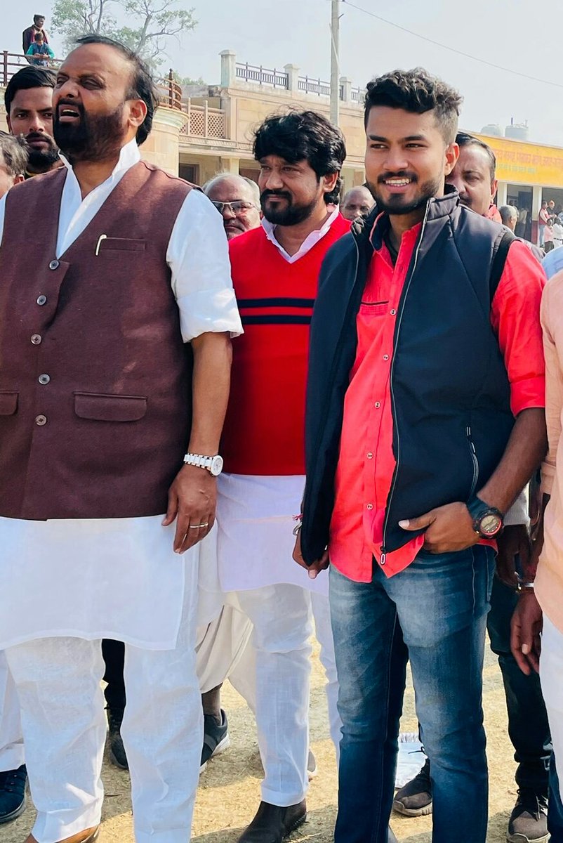 ayushsingh4749's tweet photo. आज हमारे #अभिभावक एवं मेरे #आदर्श आदरणीय नेता जी उत्तर प्रदेश के पूर्व #कैबिनेट_मंत्री एवं पूर्व #सांसद एवं वर्तमान #विधायक श्री #ओमप्रकाश सिंह जी को #जन्म_दिन की बहुत बहुत बधाई 
लाखों गरिबों की दुआ है मेरे नेता जी के साथ हम नेता जी की दीर्घायु की कामना करते है।
@opsinghofficial https://t.co/kFDsIpolod