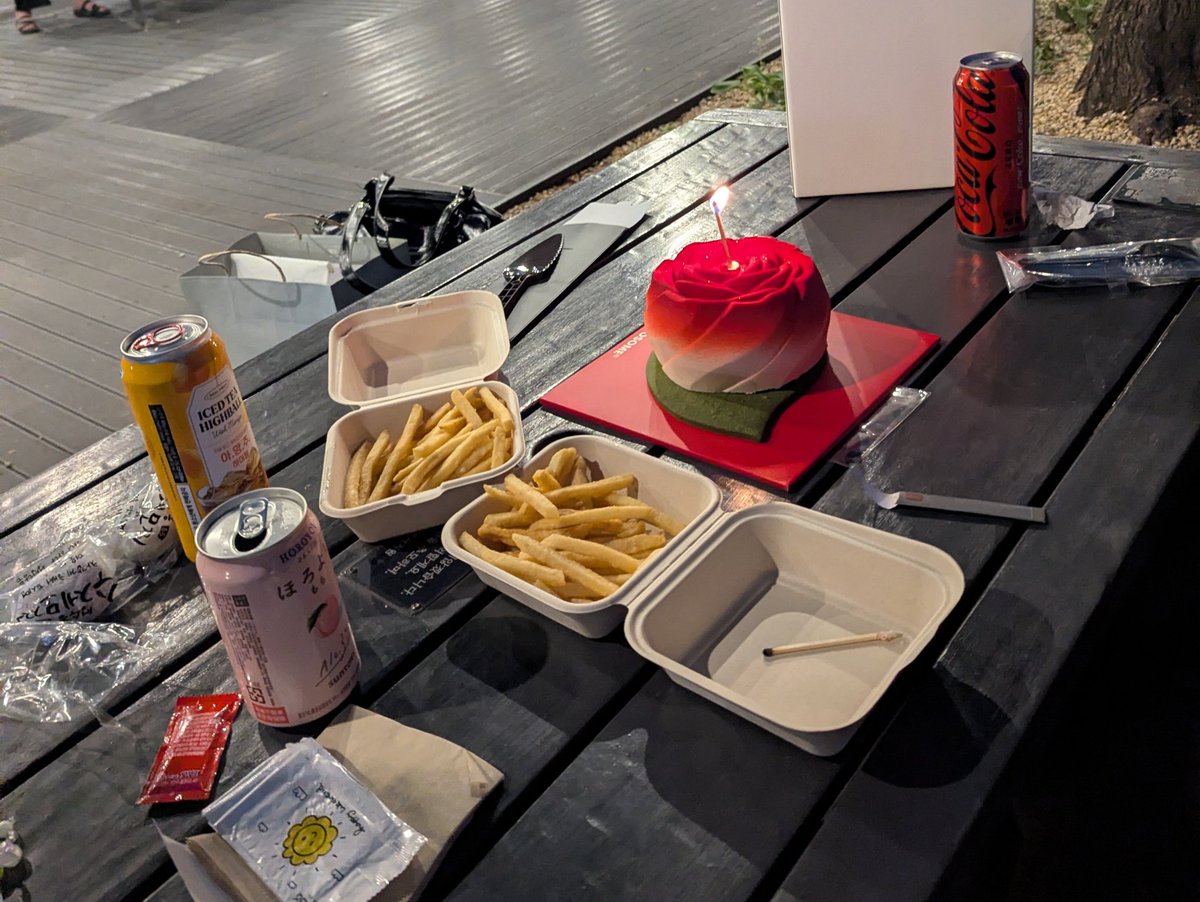 s0ultronica's tweet photo. girl dinner @mandabyeol @senoritaa_ana https://t.co/6gXFORiM5O
