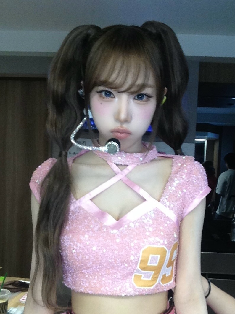 hourly yena tweet media