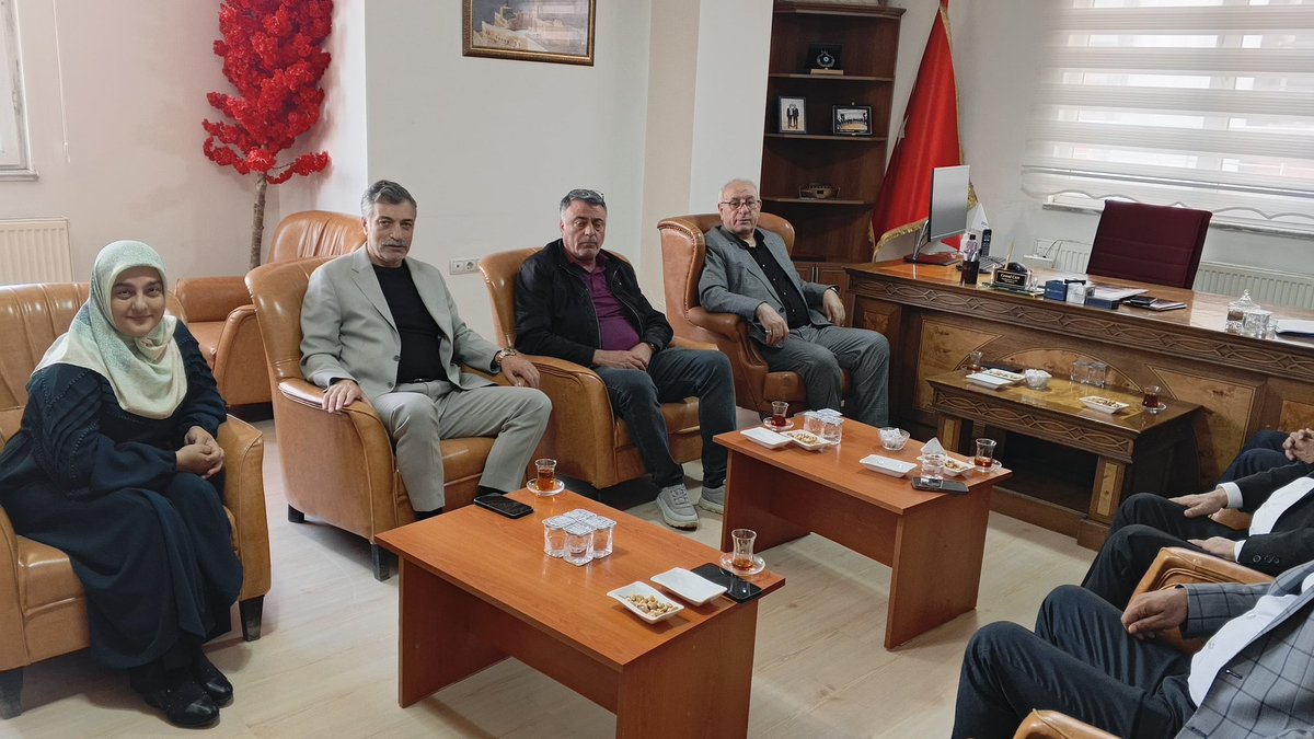 dogubayazittso_'s tweet photo. Bursa’da ikamet eden ilçemizin kıymetli bürokratlarından Muhlis Lordoğlu ile ilçemizin de��erli SMMM’lerinden Seyyithan Kaya, Odamız Yönetim Kurulu Başkanı Cemal Can’ı makamında ziyaret etti.
Gerçekleşen ziyarette ilçemizin genel durumu, iş dünyasının mevcut çalışmaları, gümrük süreci ve Bursa’da faaliyet gösteren iş insanlarımız üzerine istişarelerde bulunuldu.
Nazik ziyaretleri ve değerli görüşleri dolayısıyla Muhlis Lordoğlu ile Seyyithan Kaya’ya teşekkür ederiz.
@cc_cemalcan 
@RHisarciklioglu 
@medya04 
@haberkarakose