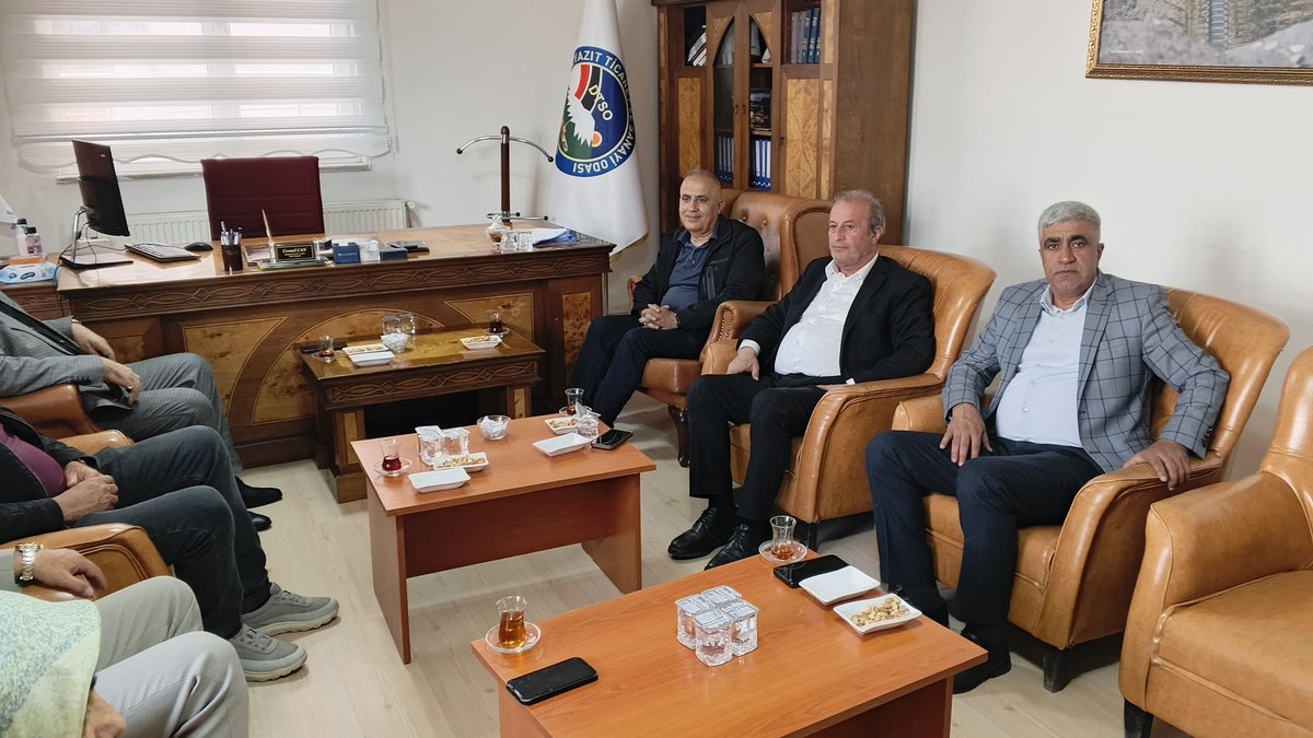 dogubayazittso_'s tweet photo. Bursa’da ikamet eden ilçemizin kıymetli bürokratlarından Muhlis Lordoğlu ile ilçemizin de��erli SMMM’lerinden Seyyithan Kaya, Odamız Yönetim Kurulu Başkanı Cemal Can’ı makamında ziyaret etti.
Gerçekleşen ziyarette ilçemizin genel durumu, iş dünyasının mevcut çalışmaları, gümrük süreci ve Bursa’da faaliyet gösteren iş insanlarımız üzerine istişarelerde bulunuldu.
Nazik ziyaretleri ve değerli görüşleri dolayısıyla Muhlis Lordoğlu ile Seyyithan Kaya’ya teşekkür ederiz.
@cc_cemalcan 
@RHisarciklioglu 
@medya04 
@haberkarakose