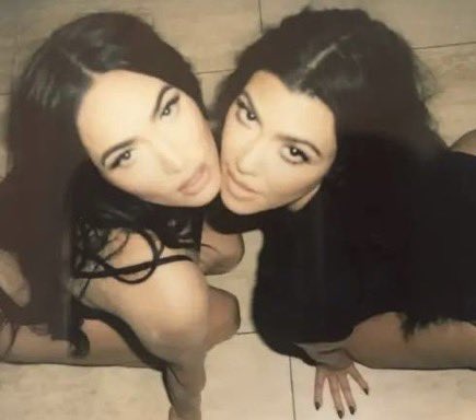 OsewaOreoluwa's tweet photo. 🚨 Kourtney Kardashian &amp; Megan Fox’s Steamy SKIMS Throwback Just Resurfaced… 😩🔥 https://t.co/j67HHB5gRm