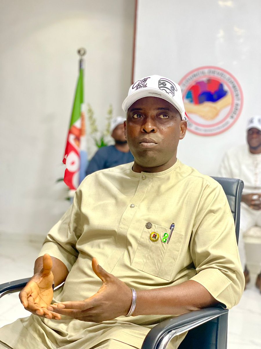 OmituntunMedia's tweet photo. Hon. Adamson Oluwatosin Ayinde Adamson Oluwatosin Ayinde (SSAP to the President on Industrial Training &amp; Development &amp; Supervisor of City Boy Movements, Ikeja), Hon. Abisola Omisore, Vice Chairman of Ikeja LGA (Deputy Supervisor of the CBM Ikeja), alongside the City Boy ... https://t.co/sDPYgiGWU0
