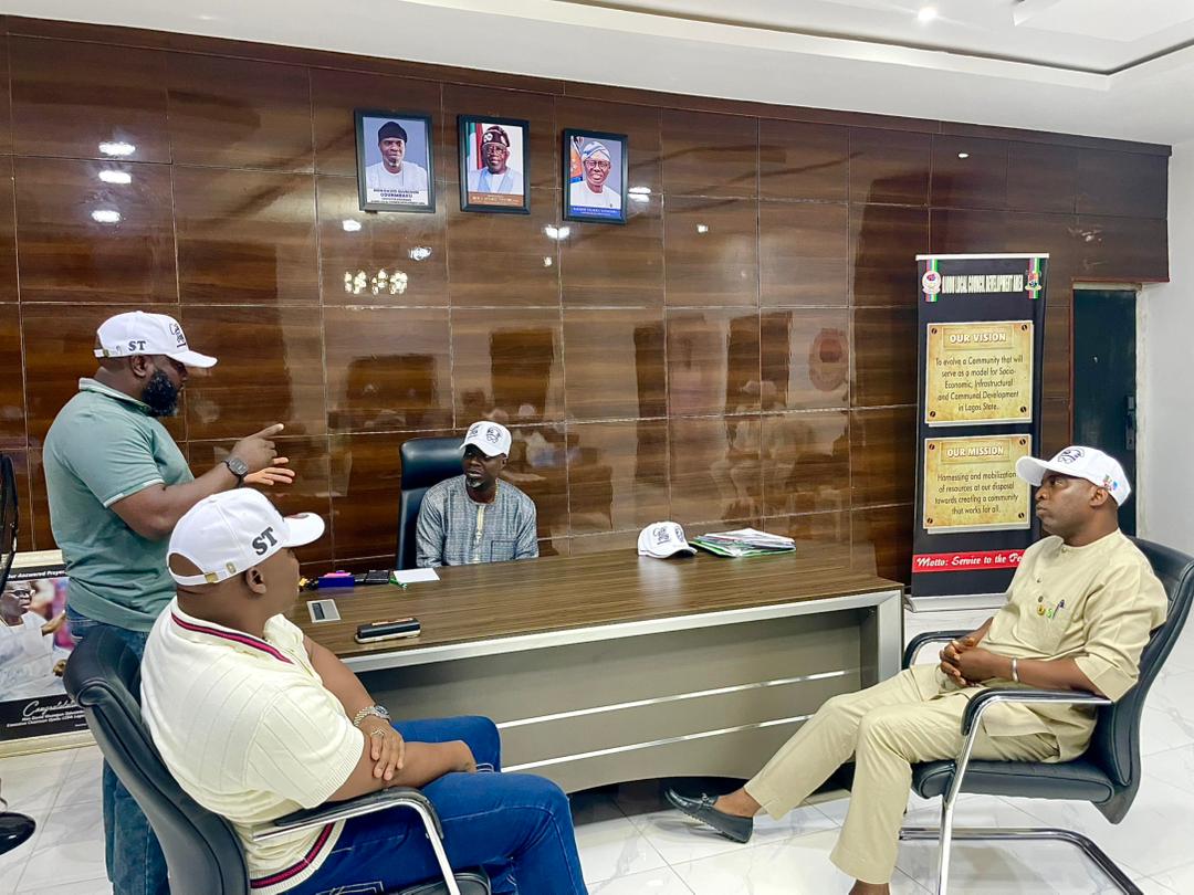 OmituntunMedia's tweet photo. Hon. Adamson Oluwatosin Ayinde Adamson Oluwatosin Ayinde (SSAP to the President on Industrial Training &amp; Development &amp; Supervisor of City Boy Movements, Ikeja), Hon. Abisola Omisore, Vice Chairman of Ikeja LGA (Deputy Supervisor of the CBM Ikeja), alongside the City Boy ... https://t.co/sDPYgiGWU0