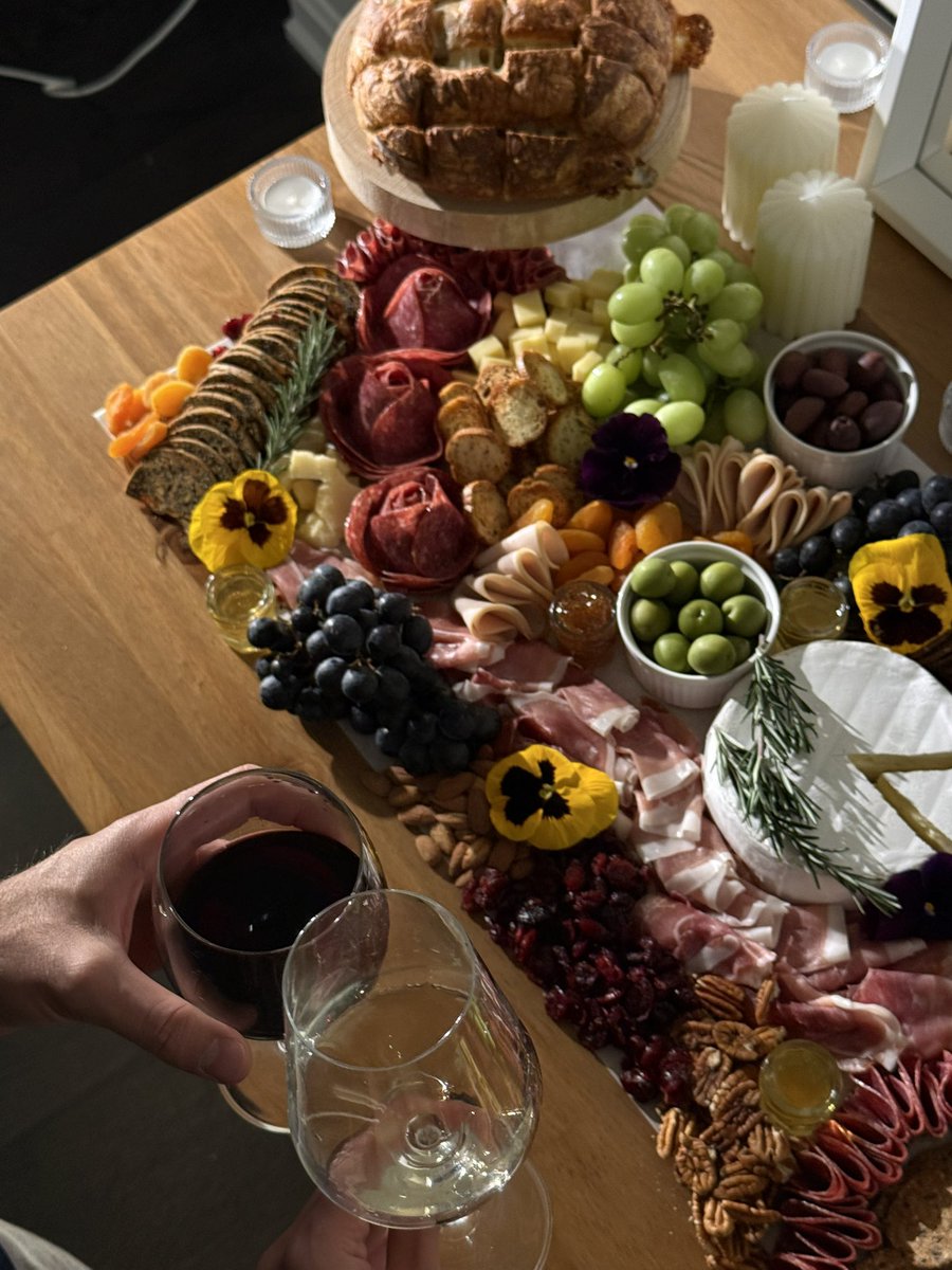 Deeeebsh's tweet photo. ولی برای واقعی اگر تورنتو هستین و مهمونی دارین میتونین grazing table تون رو به ما سفارش بدین💌

آیدی اینستاگرم @grazeat_toronto https://t.co/E44YAMvFHP