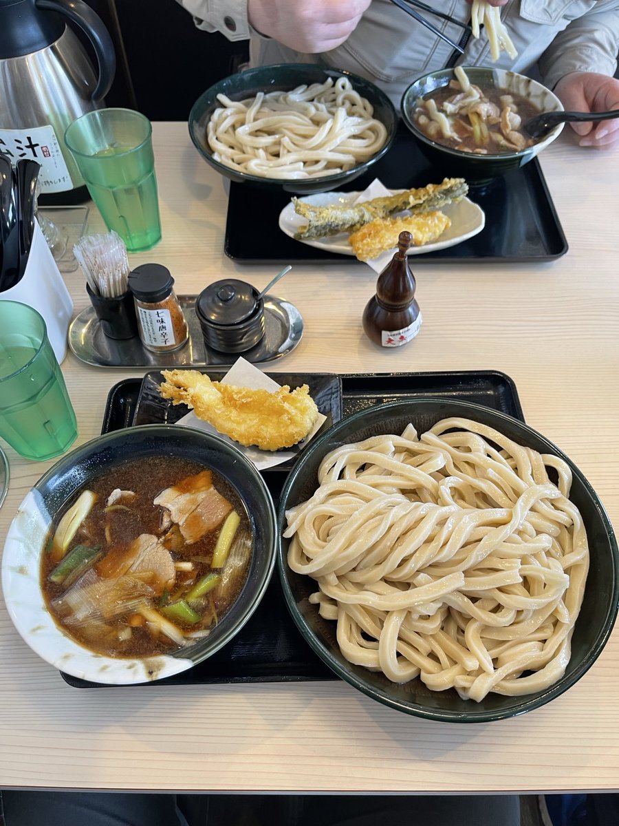 pukuns34's tweet photo. 肉汁うどんの南哲、城山店へ！
札幌からのお客様を連れて
新しく出来た肉汁うどんのお店
肉汁うどんに鶏天で頂きました。
エッジの効いたバリ腰うどん
噛み答え抜群の極太うどんを
豚の出汁のつけダレにつけて
ワシワシ食べるワイルドなうどん
美味しかったですご馳走様でした。
＃肉汁うどん南哲 https://t.co/tF2Fhvb0mM