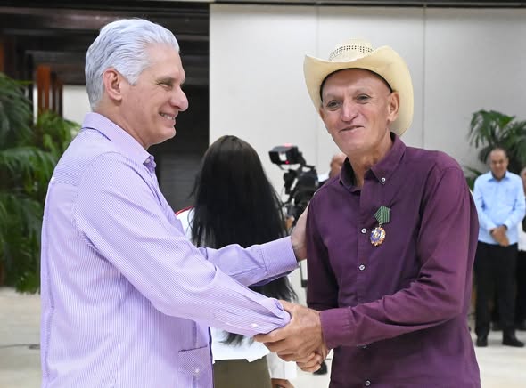 CNCTVGranma's tweet photo. Este martes fueron honrados varios campesinos con el Título Honorifico de Héroe del Trabajo de la República de #Cuba, por su obra diaria, por el ejemplo que constituyen sus vidas y por la entrega constante a la Revolución y al pueblo cubano.
@PartidoPCC 
Fte. @PresidenciaCuba https://t.co/GCxt2HeqKX
