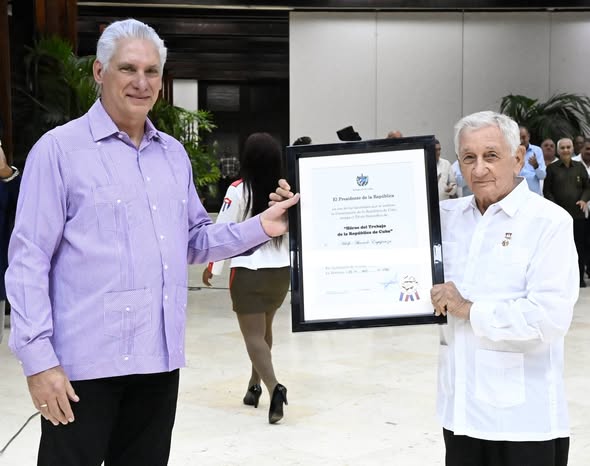 CNCTVGranma's tweet photo. Este martes fueron honrados varios campesinos con el Título Honorifico de Héroe del Trabajo de la República de #Cuba, por su obra diaria, por el ejemplo que constituyen sus vidas y por la entrega constante a la Revolución y al pueblo cubano.
@PartidoPCC 
Fte. @PresidenciaCuba https://t.co/GCxt2HeqKX