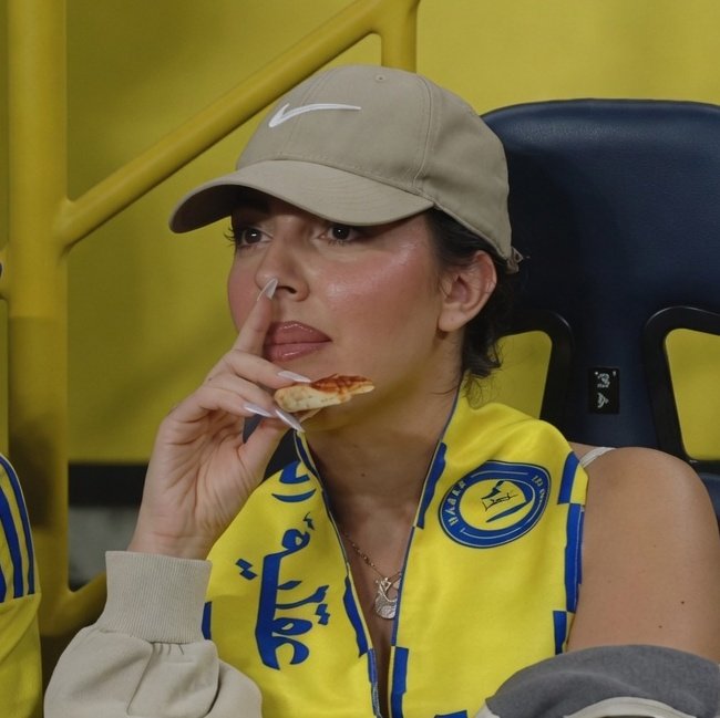 georginagio_bae's tweet photo. Bae supporting AlNassr 💛✨ https://t.co/hqS0hxVIJe