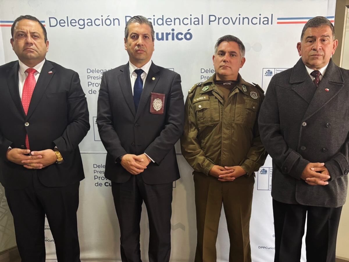 DPPCurico's tweet photo. 🚓 Porque la seguridad es un tema prioritario 

Delegado presidencial Óscar Águila destacó de manera positiva el trabajo coordinado entre Carabineros y PDI, en #Curicó, operativo focalizado que tuvo como resultado 70 personas detenidas.

Estamos #TrabajandoParaUsted 🇨🇱 https://t.co/Vi4xJCntYV