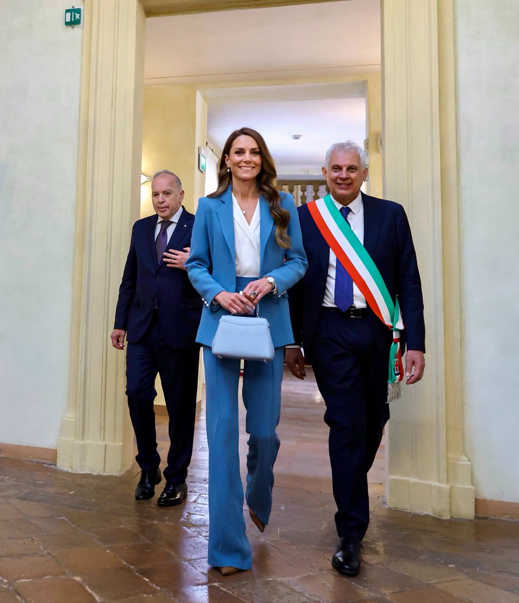 RoyallyBelle_'s tweet photo. The Princess of Wales meeting with civic leaders and Mayor Marco Massari at Reggio Emilia’s Town Hall today! 😍🇮🇹 https://t.co/ILI5CJI42S