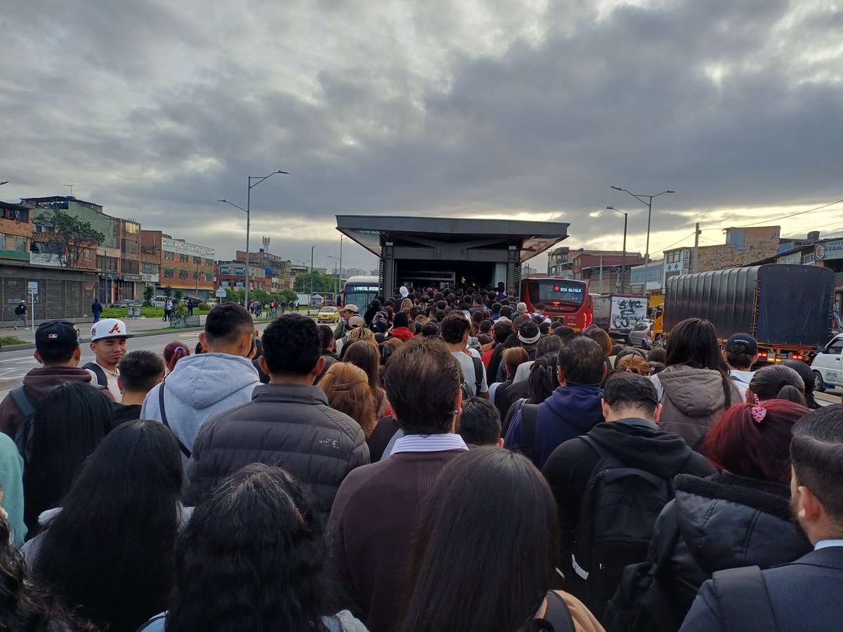 wildayou's tweet photo. @SectorMovilidad Porque no envían personal con lectores de tarjeta a Estación Tintal, que la Paz la Armonía, la Tranquilidad y el Bienestar se alejen de sus vidas así como hacen con la gente. Gerentes, supervisores y personal negligente. Estación de Patio Bonito para cuando. https://t.co/040IBFvtVJ