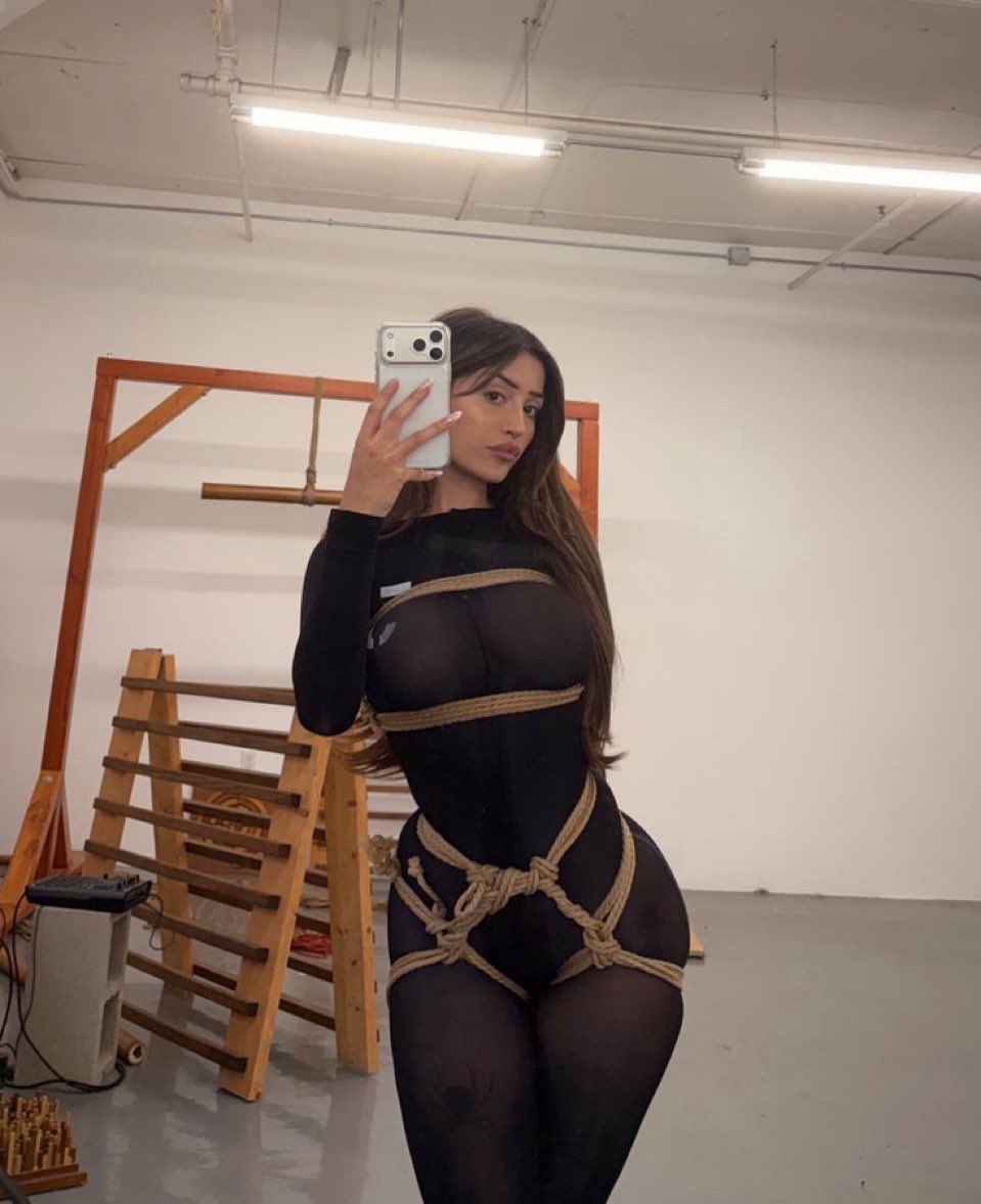 GabiMFindom's tweet photo. Lets trade our favs and get bi #wankchat #wankbattle https://t.co/bqPNQrDxHf