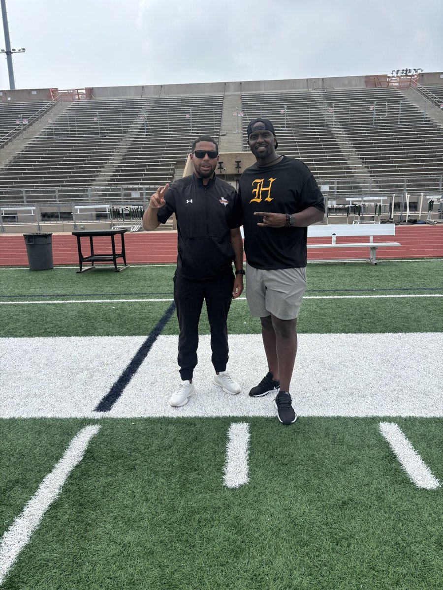 AliefHastingsFB's tweet photo. Thank you Coach @CoachAdayMac11 from @UTRGVFootball for visting practice and recruiting the Fighting Bears! 

#ITSFREE https://t.co/e1z7l1dZlp