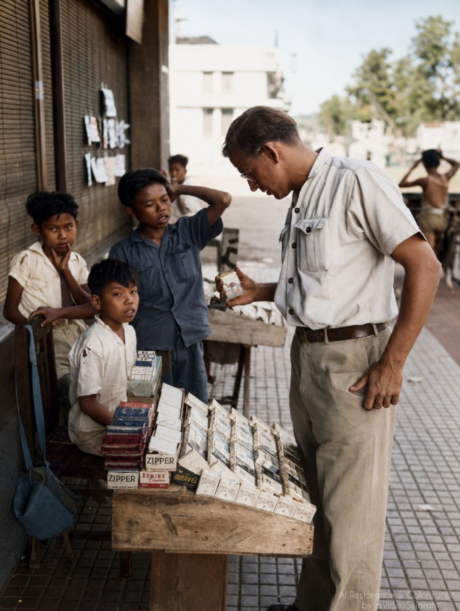 VideoSejarah's tweet photo. Penjual rokok anak di trotoar Jakarta tahun 1947. https://t.co/aRwYKjDQNW