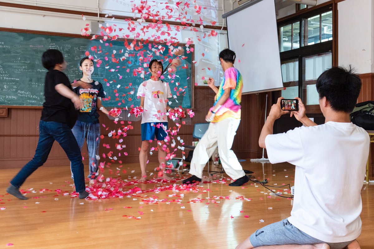 team_chiipro_'s tweet photo. 新長田にあるdanceboxに、女人四股ダンス再演にむけて初演メンバーで集まっております。5/16(土)14-17時ころは、スタジオ(劇場)をオープンにします。どうぞ👐
※この写真は4年前！(写真: 岡はるか) https://t.co/LnBzV87HFC